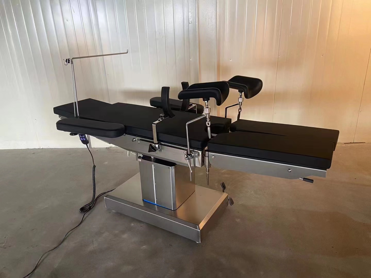 Table d'opération orthopédique radiotransparente, bras en C électrique, table d'opération à rayons X, table de théâtre d'opération électrique