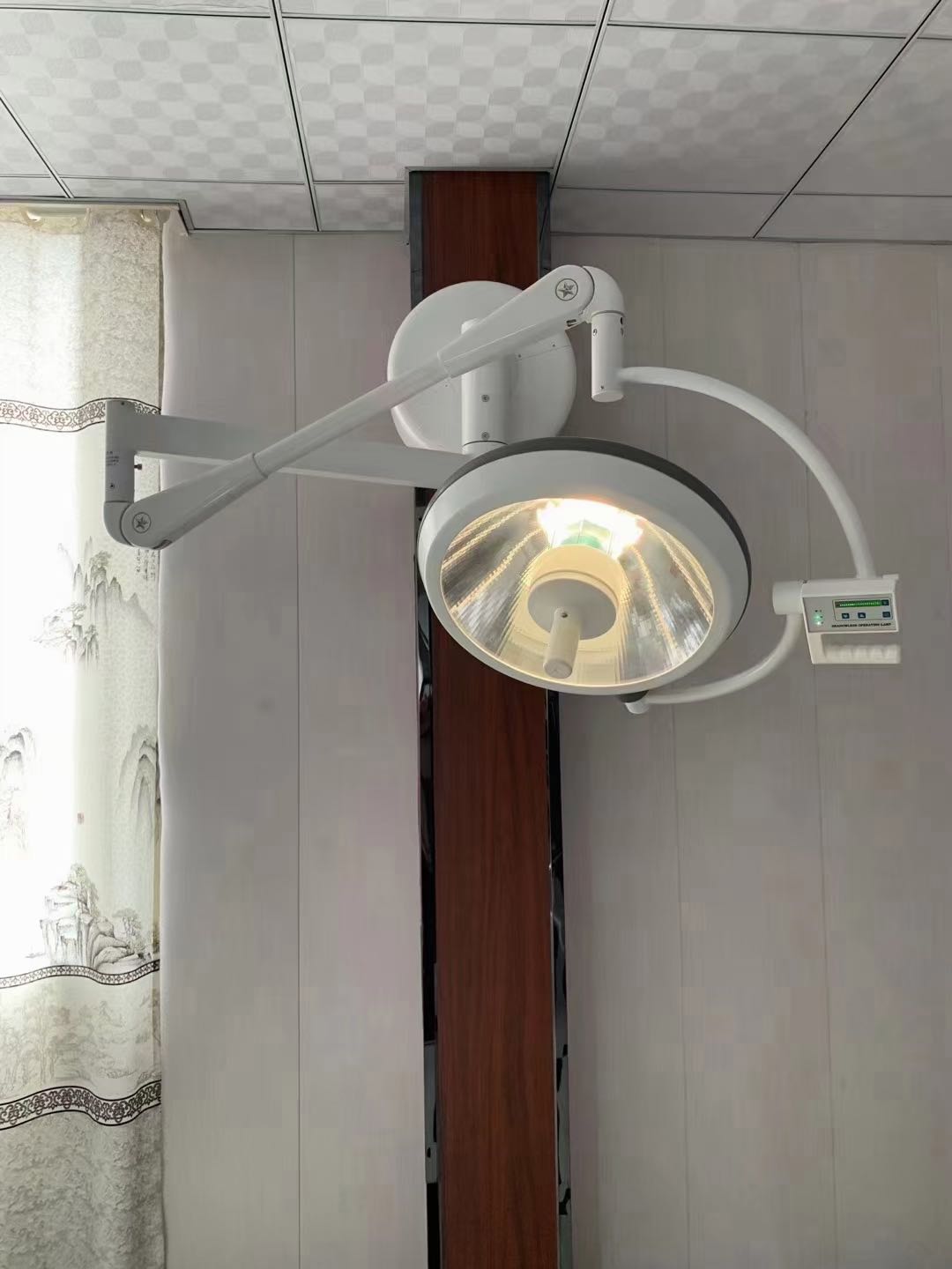 Lampe sans ombre à bras unique montée au plafond lumière halogène de chirurgie halogène de plafond