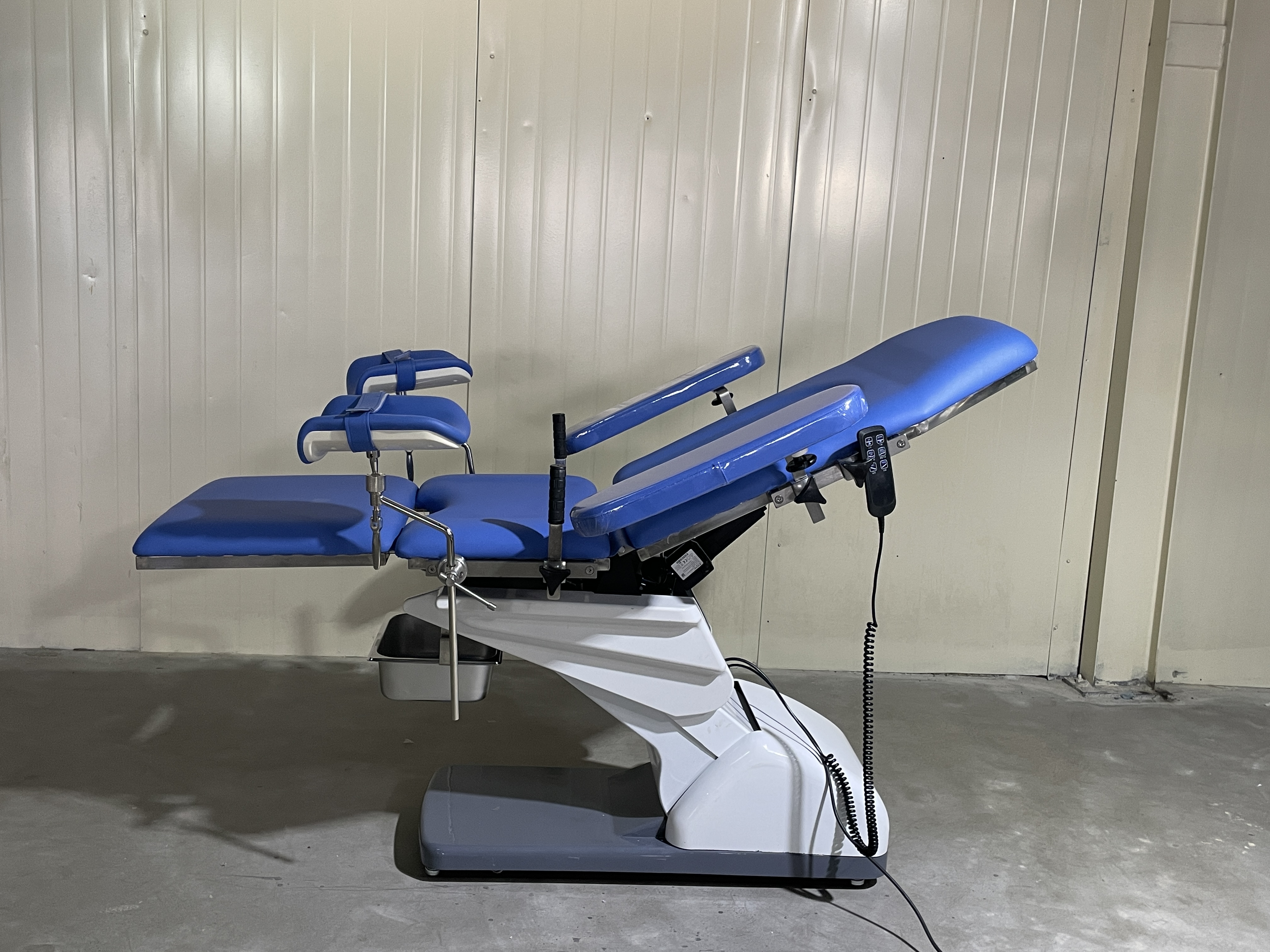 Table de lit luxueuse pour salle d'accouchement, examen obstétrical électrique de gynécologie à trois fonctions