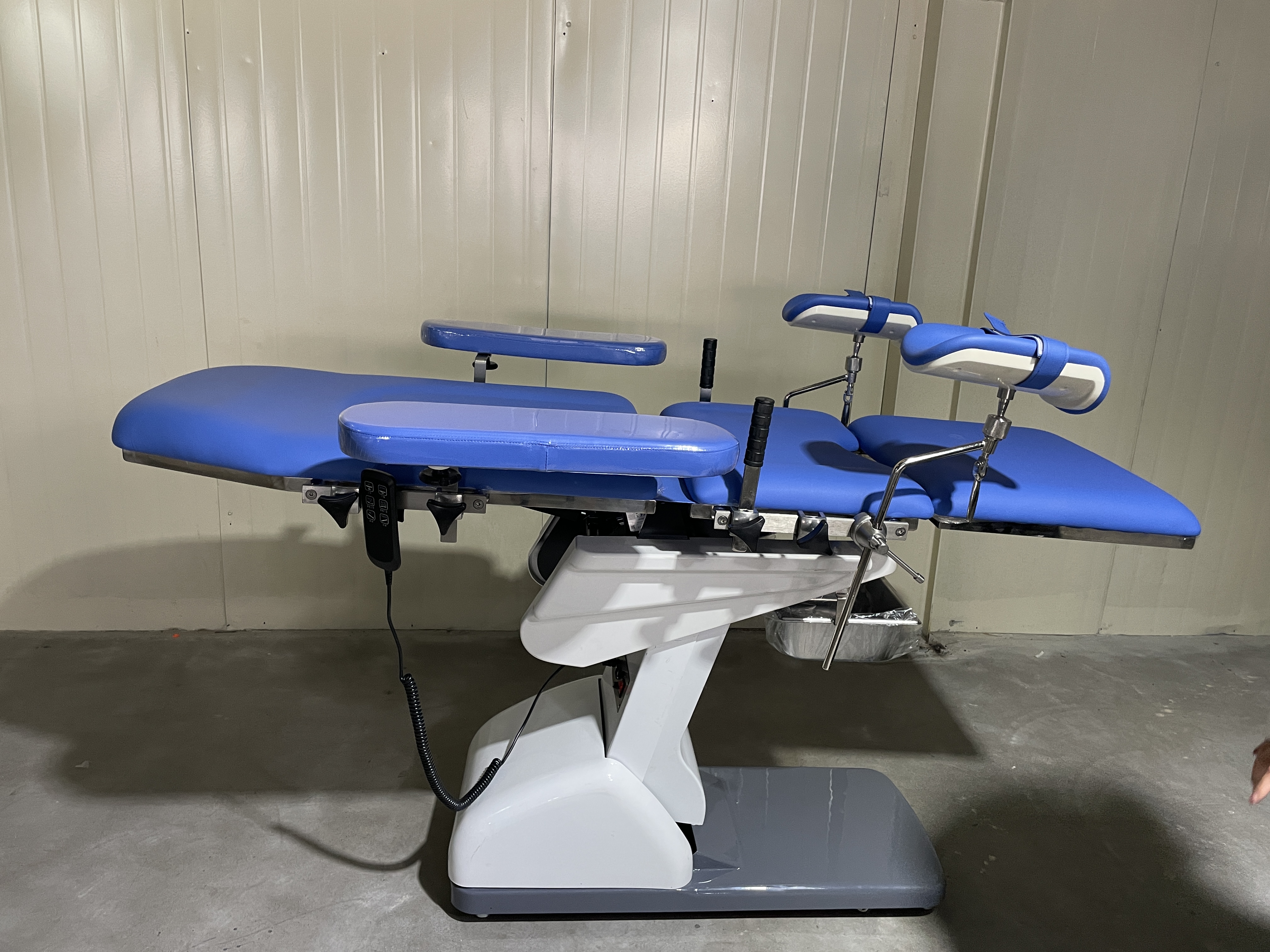 Table de lit luxueuse pour salle d'accouchement, examen obstétrical électrique de gynécologie à trois fonctions